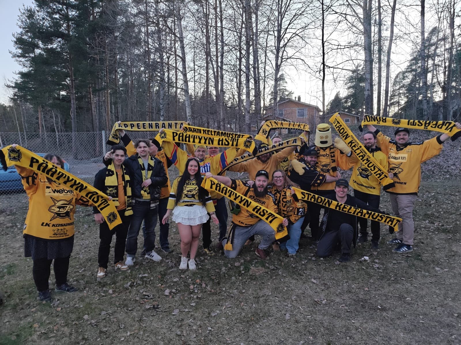 Stadin Bönde ja Keltamustat ryhmäkuvassa ulkona